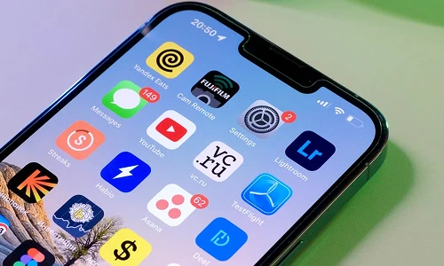 iPhone home screen displaying iOS applications